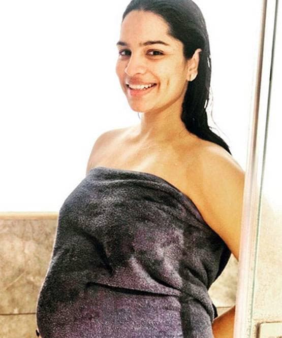 पति संग कुमकुम भाग्य की एक्ट्रेस का रोमांटिक अंदाज, फ्लॉन्ट किया बेबी बंप