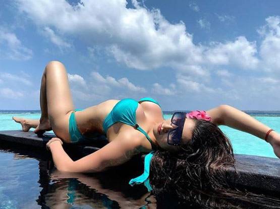 समंदर किनारे नजर आईं उर्वशी रौतेला, सोशल मीडिया पर वायरल Photos