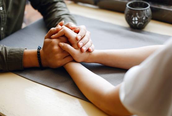 आसानी से प्यार में नहीं पड़ते इन 6 राशियों के लोग, मोहब्बत से रहते हैं दूर