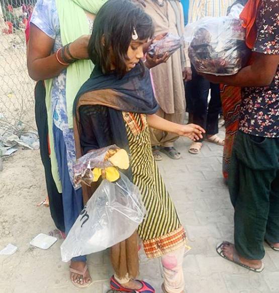 नंगे पांव सफर तय कर रहे मजदूरों की मदद को आगे आईं स्वरा, बांटे जूते-चप्पल