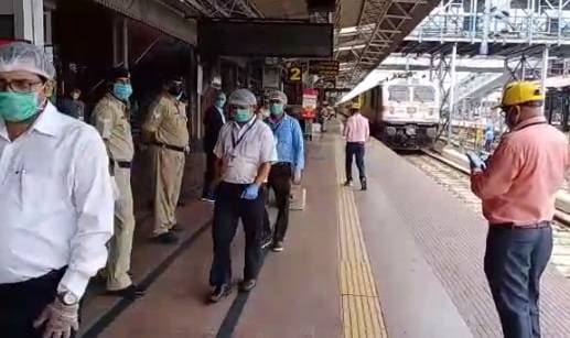 प्रवासी मजदूरों को रेलवे ने परोसा बदबूदार खाना, भड़के लोगों ने फेका खाना, लगाए नारे