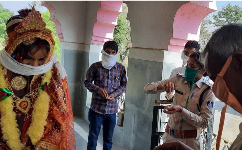 पंडित नहीं मिला तो महिला SI ने कराई शादी, गूगल की मदद से पढ़े मंत्र