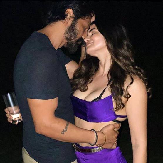 अर्जुन रामपाल की गर्लफ्रेंड के होठों को यूजर ने बताया अजीब, मिला ये जवाब