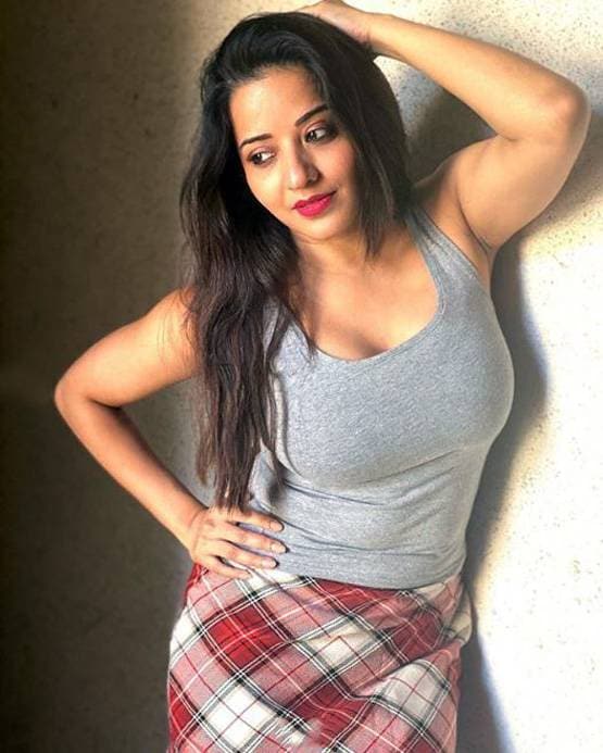 घर में बोल्ड लुक में नजर आईं मोनालिसा, वायरल हो रही ये तस्वीरें