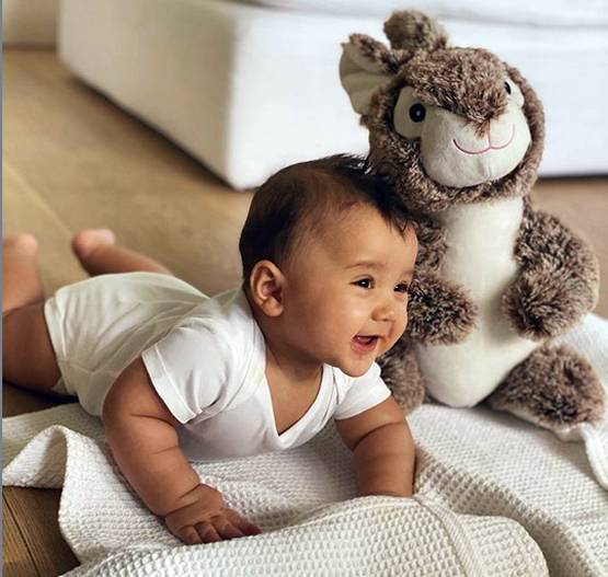 बेटे को पैंपर करती दिखीं एमी जैक्सन, वायरल हुआ एक्ट्रेस का बोल्ड अंदाज