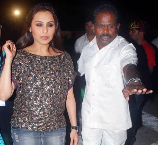 आमिर के करीबी असिस्टेंट का निधन, पत्नी संग अंतिम संस्कार में पहुंचे एक्टर