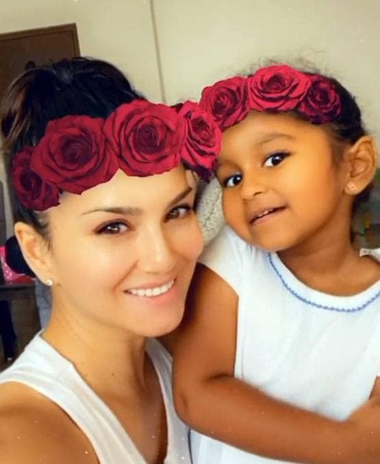 लॉकडाउन में पेंटिंग बनाने में बिजी सनी लियोनी, पति-बच्चे यूं कर रहे मदद