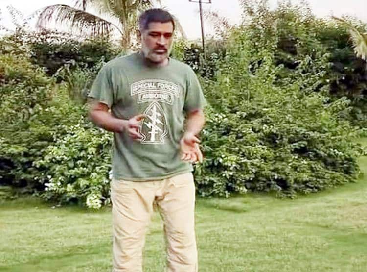 धोनी का लुक देखकर फैंस को लगा Shock, बोले- बूढ़ा शेर ज्यादा खतरनाक