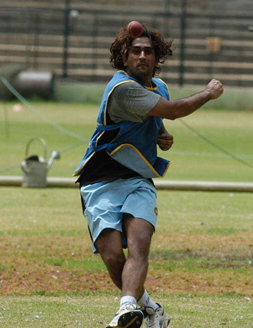 CSK ने शेयर किया धोनी का फोटो, फिशिंग में हाथ आजमा रहे माही