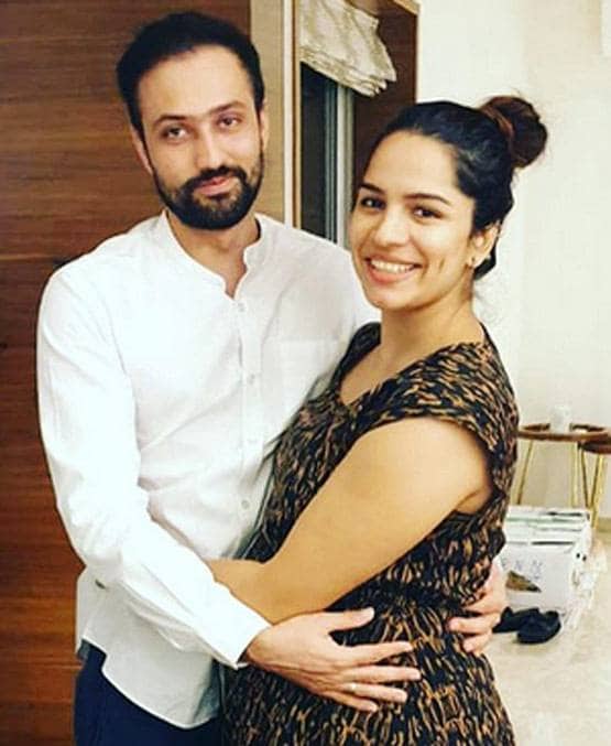 पति संग कुमकुम भाग्य की एक्ट्रेस का रोमांटिक अंदाज, फ्लॉन्ट किया बेबी बंप