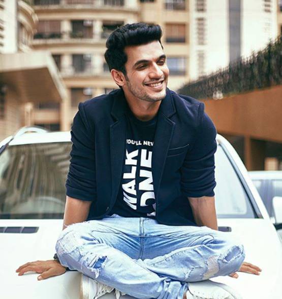 लॉकडाउन में अर्जुन बिजलानी ने सेलिब्रेट की एनिवर्सरी, दिया रोमांटिक पोज