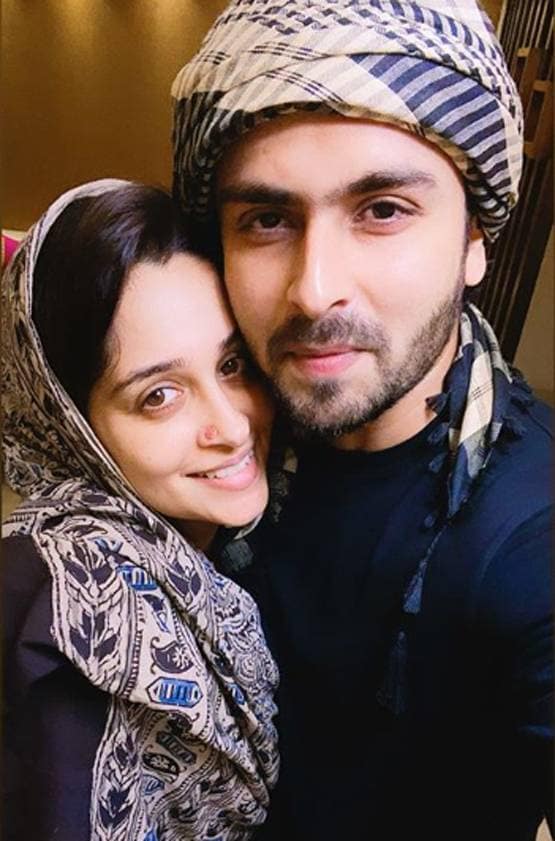 दीपिका ने पति संग दिया रोमांटिक पोज, एक्ट्रेस के सास-ससुर का भी दिखा प्यार