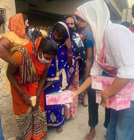 नंगे पांव सफर तय कर रहे मजदूरों की मदद को आगे आईं स्वरा, बांटे जूते-चप्पल