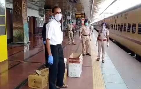 प्रवासी मजदूरों को रेलवे ने परोसा बदबूदार खाना, भड़के लोगों ने फेका खाना, लगाए नारे