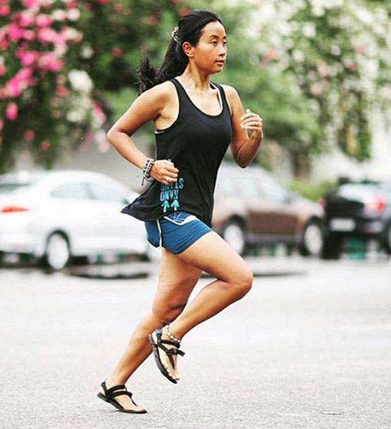 समंदर किनारे नजर आईं मिलिंद सोमन की पत्नी अं‍किता, शेयर की थ्रोबैक फोटो