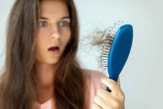 बालों के झड़ने को ना करें नजरअंदाज, शरीर में कई गड़बड़ियों का है संकेत