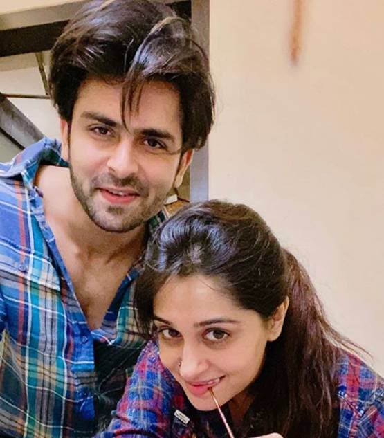 दीपिका ने पति संग दिया रोमांटिक पोज, एक्ट्रेस के सास-ससुर का भी दिखा प्यार