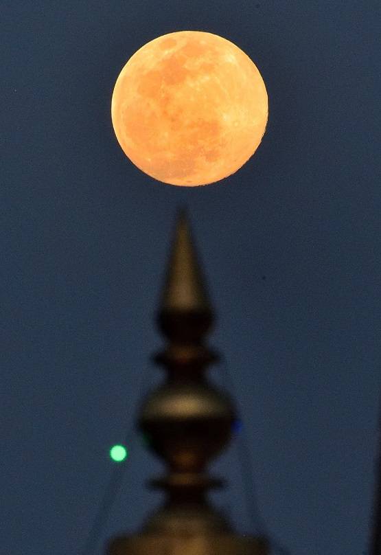 सुपरमून देखने के लिए साल का आखिरी मौका! जानें भारत में किस वक्त आने वाला है नजर