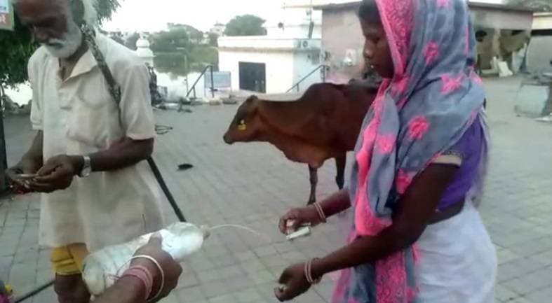 भिखारियों को 30 हजार रुपये बांट गए दो अजनबी, पुलिस कर रही तलाश