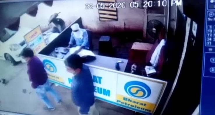 भिखारियों को 30 हजार रुपये बांट गए दो अजनबी, पुलिस कर रही तलाश