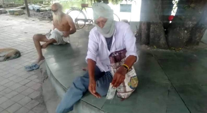 भिखारियों को 30 हजार रुपये बांट गए दो अजनबी, पुलिस कर रही तलाश