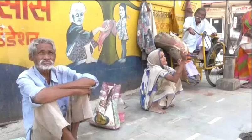 भिखारियों को 30 हजार रुपये बांट गए दो अजनबी, पुलिस कर रही तलाश