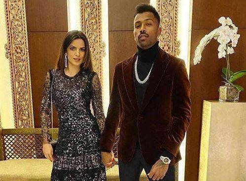 हार्दिक पंड्या को मंगेतर नताशा ने किया किस, शेयर की रोमांटिक तस्वीर