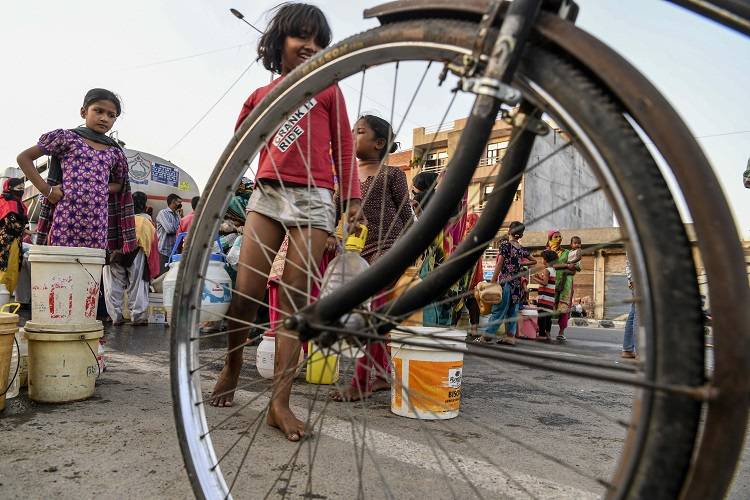 भीषण गर्मी में पानी के लिए हाहाकार, कोरोना का खौफ भूलकर लाइन में दिल्ली वाले