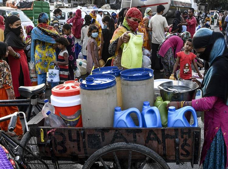 भीषण गर्मी में पानी के लिए हाहाकार, कोरोना का खौफ भूलकर लाइन में दिल्ली वाले