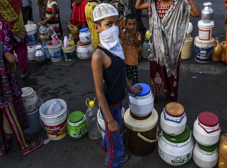 भीषण गर्मी में पानी के लिए हाहाकार, कोरोना का खौफ भूलकर लाइन में दिल्ली वाले