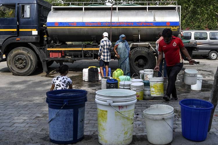 भीषण गर्मी में पानी के लिए हाहाकार, कोरोना का खौफ भूलकर लाइन में दिल्ली वाले