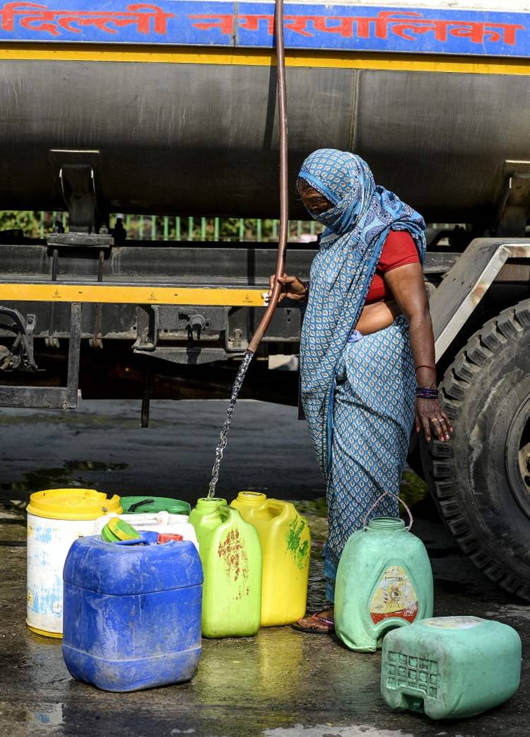 भीषण गर्मी में पानी के लिए हाहाकार, कोरोना का खौफ भूलकर लाइन में दिल्ली वाले