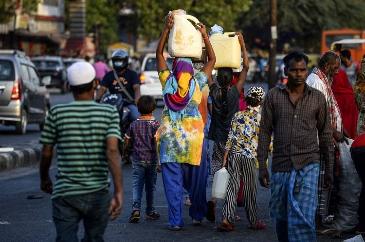 भीषण गर्मी में पानी के लिए हाहाकार, कोरोना का खौफ भूलकर लाइन में दिल्ली वाले