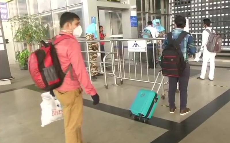 फेस शील्ड में यात्री, पीपीई किट में स्टाफ, कोरोना काल में ऐसे हो रही हवाई यात्रा