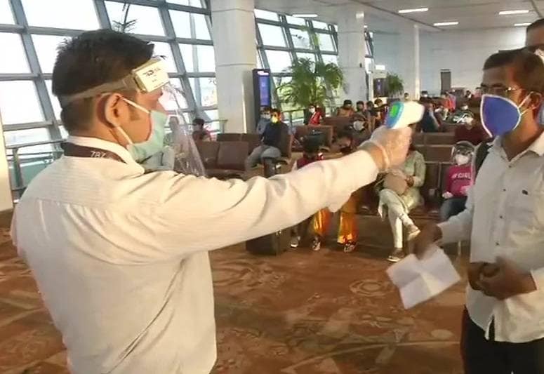 फेस शील्ड में यात्री, पीपीई किट में स्टाफ, कोरोना काल में ऐसे हो रही हवाई यात्रा