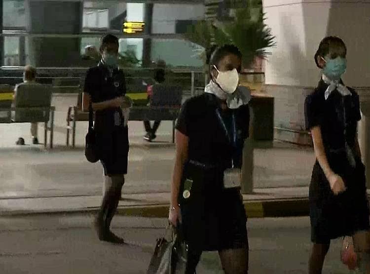 फेस शील्ड में यात्री, पीपीई किट में स्टाफ, कोरोना काल में ऐसे हो रही हवाई यात्रा