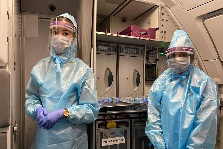 फेस शील्ड में यात्री, पीपीई किट में स्टाफ, कोरोना काल में ऐसे हो रही हवाई यात्रा