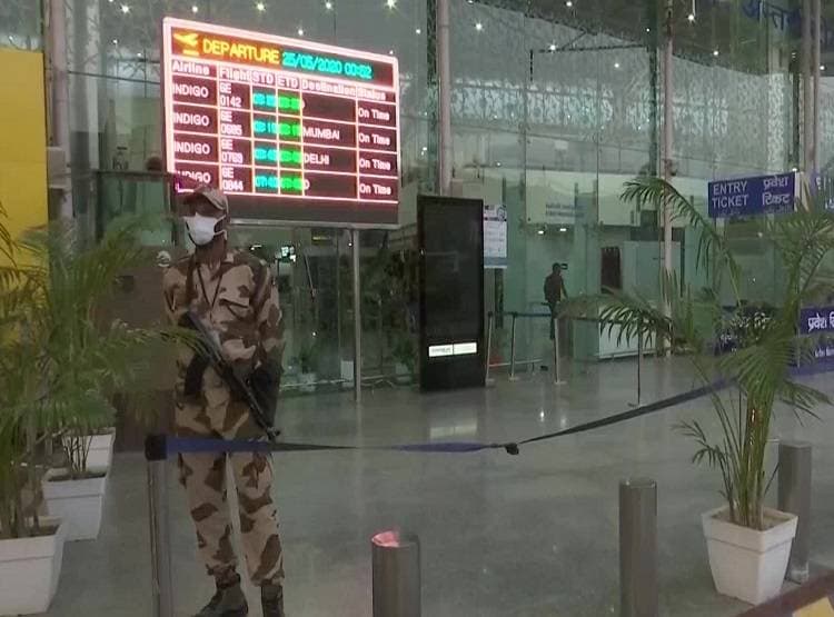 फेस शील्ड में यात्री, पीपीई किट में स्टाफ, कोरोना काल में ऐसे हो रही हवाई यात्रा