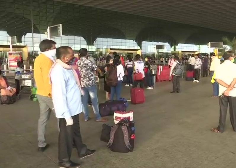 फेस शील्ड में यात्री, पीपीई किट में स्टाफ, कोरोना काल में ऐसे हो रही हवाई यात्रा