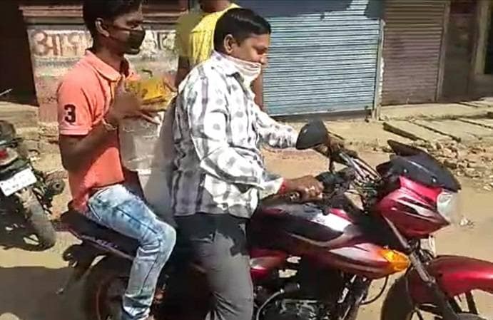 शराब खरीदकर बोरी में भरते दिखे लोग, सोशल डिस्टेंसिंग की फिक्र नहीं