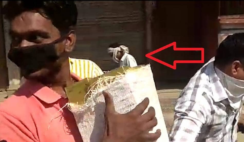 शराब खरीदकर बोरी में भरते दिखे लोग, सोशल डिस्टेंसिंग की फिक्र नहीं