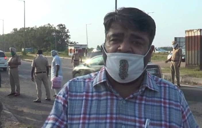 घिस गईं चप्पलें, पैरों में पानी की बोतल बांधकर पैदल चल रहे मजदूर