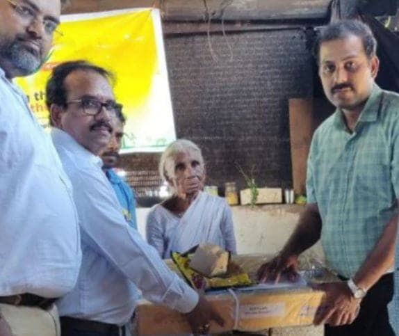 लॉकडाउन में खाने को तरस रहे मजदूर, दादी 1 रुपये में भर रहीं गरीबों का पेट