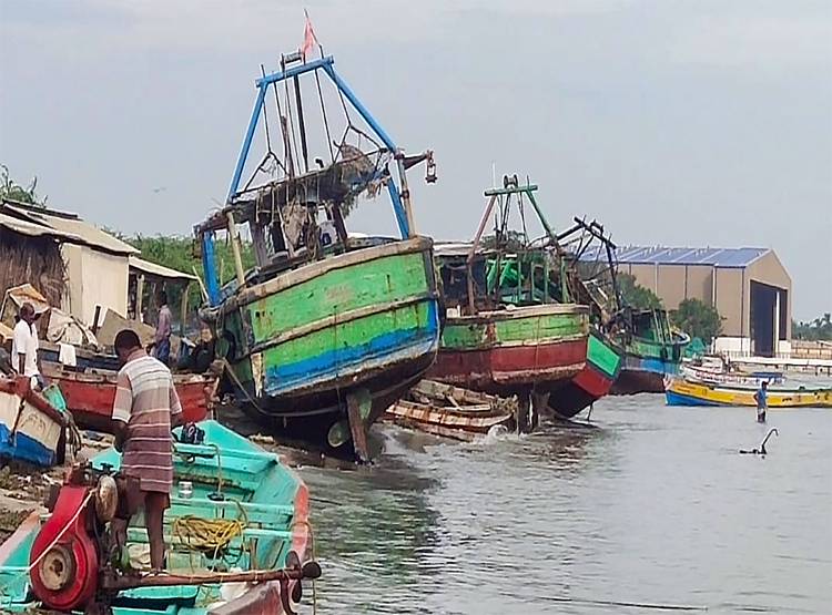 'अम्फान' तूफान ने मचाई तबाही, जानिए किस दिशा में बढ़ रहा, देखें Photos