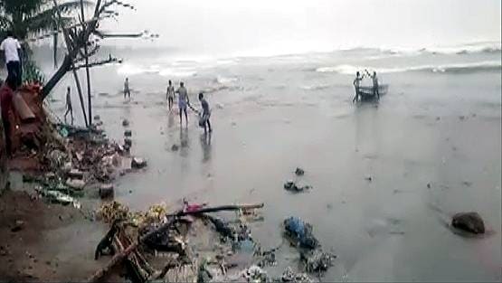 Photos: सदी का सबसे बड़ा तूफान अम्फान...देखिए कैसे अभी से बरपा रहा कहर
