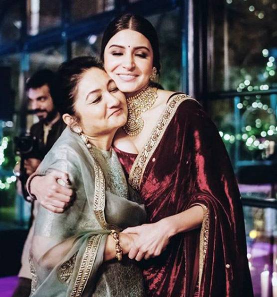 कुछ इस तरह मां को सलाम कर रहे बॉलीवुड स्टार्स, अनुष्का-करीना ने किए पोस्ट