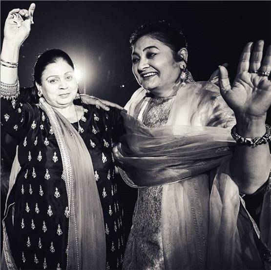 कुछ इस तरह मां को सलाम कर रहे बॉलीवुड स्टार्स, अनुष्का-करीना ने किए पोस्ट