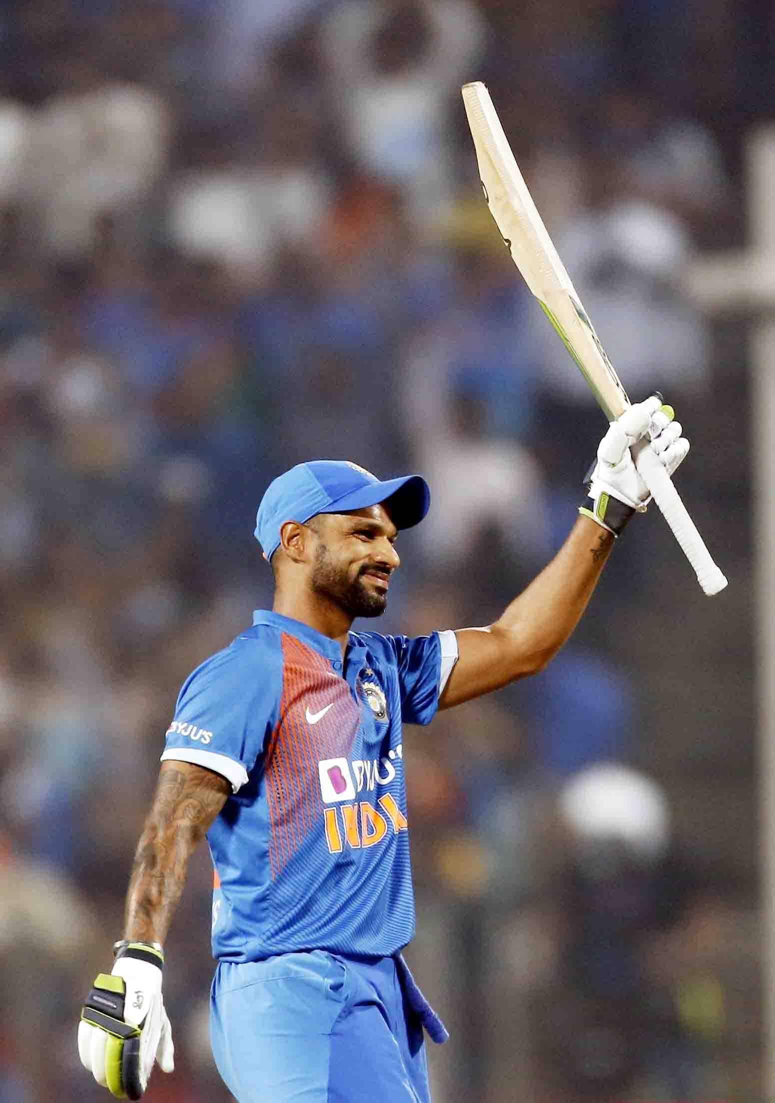 धोनी और कोहली में बेस्ट कप्तान कौन? गब्बर ने बताया ये नाम