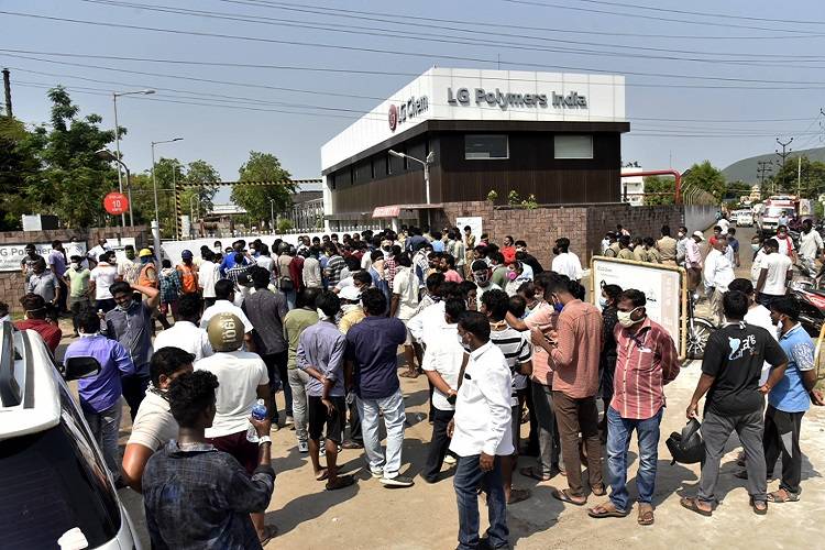 आधी रात के गैस लीक के बाद विशाखापट्टनम की सड़कों पर सुबह ऐसा था मंजर