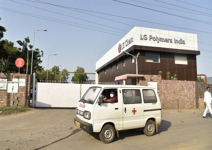 आधी रात के गैस लीक के बाद विशाखापट्टनम की सड़कों पर सुबह ऐसा था मंजर